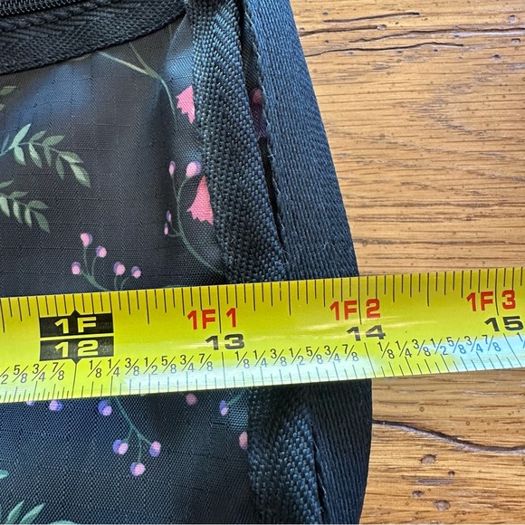 LeSportsac Crossbody Bag in Dark Floral Print USA Rare - Picture 3 of 13